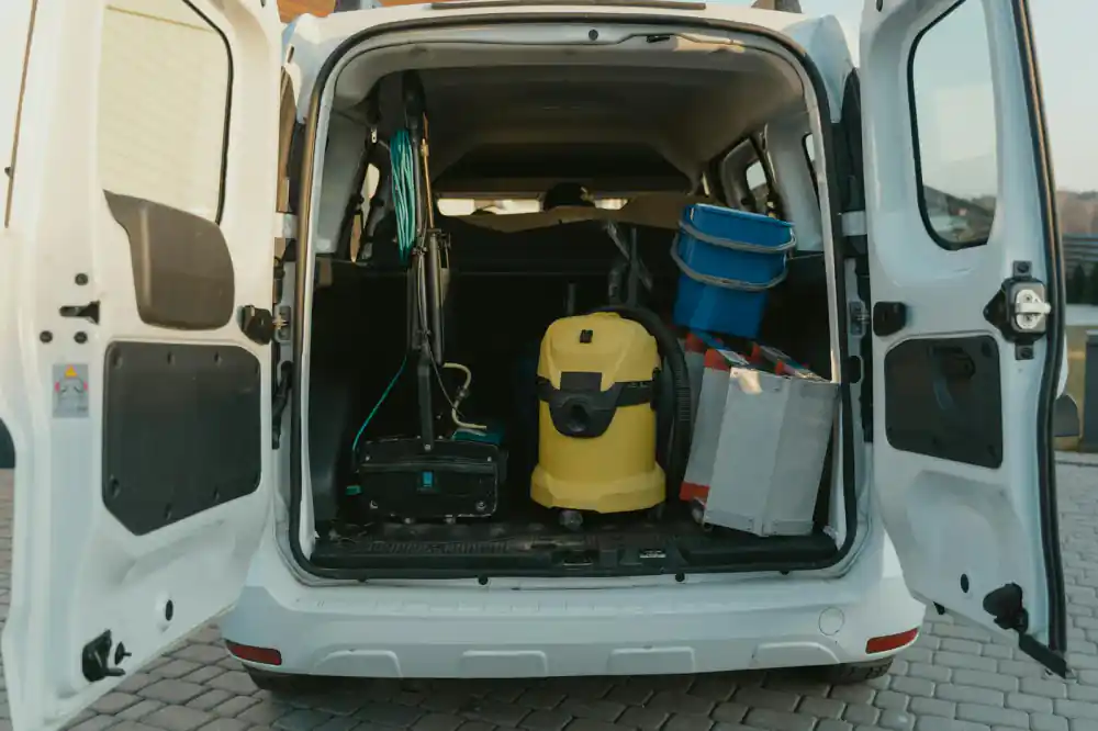 Maletero de coche perfectamente organizado con accesorios